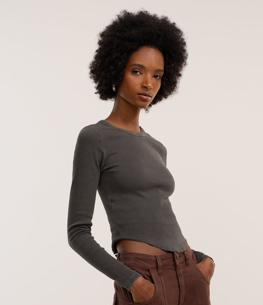 Top nero a coste con orlo asimmetrico