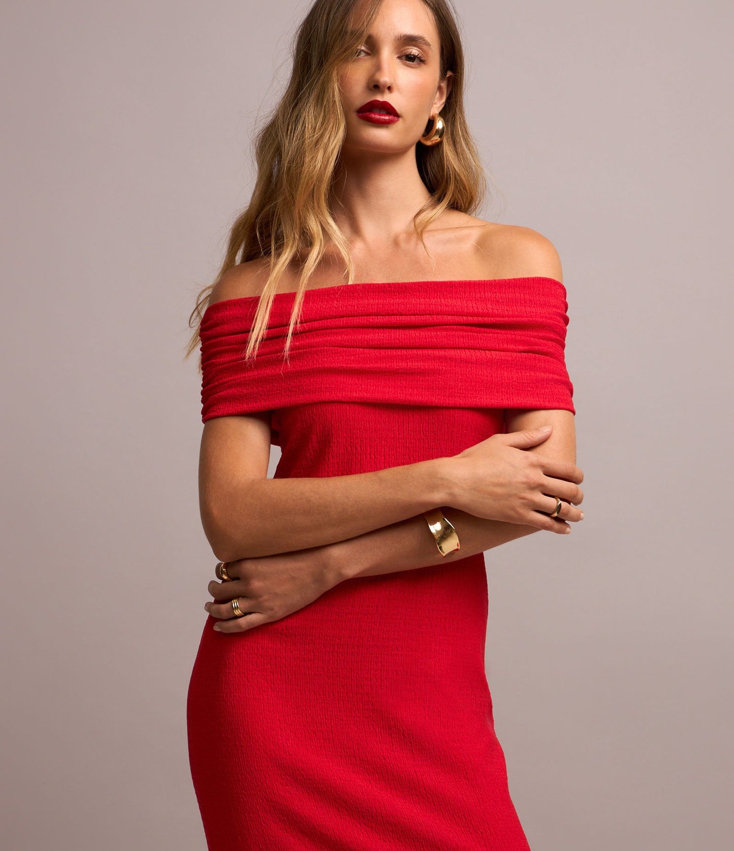 Vestito midi rosso off-shoulder con ruche laterali e scollatura dritta