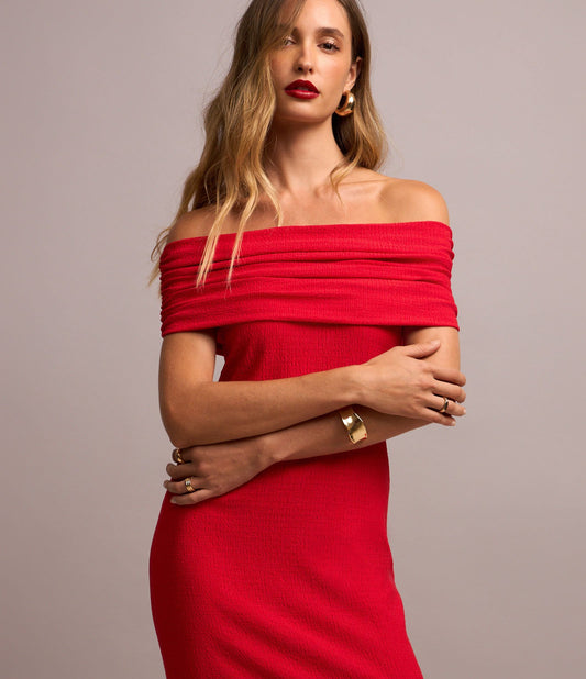 Vestito midi rosso off-shoulder con ruche laterali e scollatura dritta