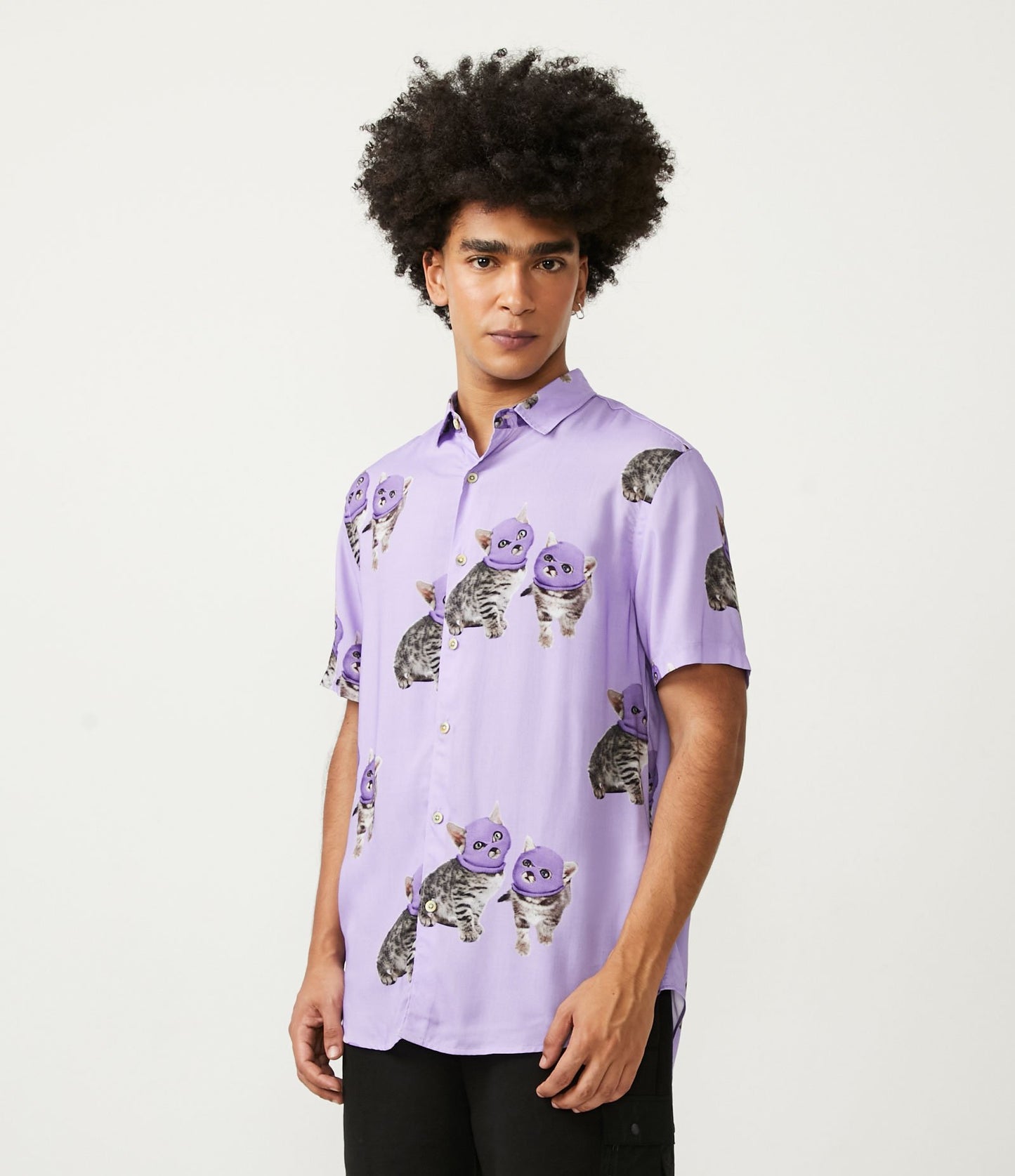 Camisa de manga corta de viscosa con estampado de gato pasamontañas morado