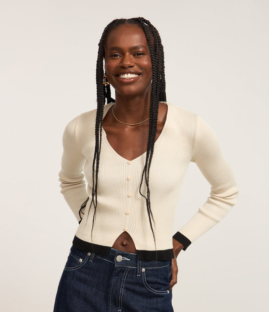 Blusa de Tricô com Botões e Babado Bege Contrastante