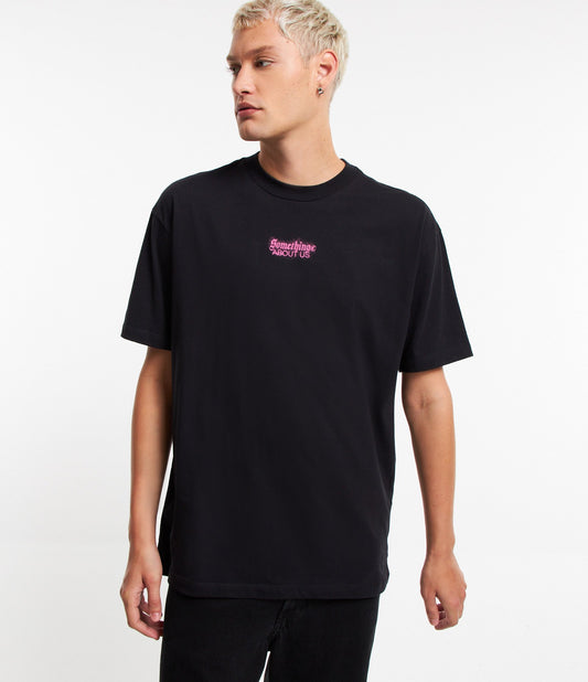 Camiseta relaxed fit de algodón con estampado negro "Something About
