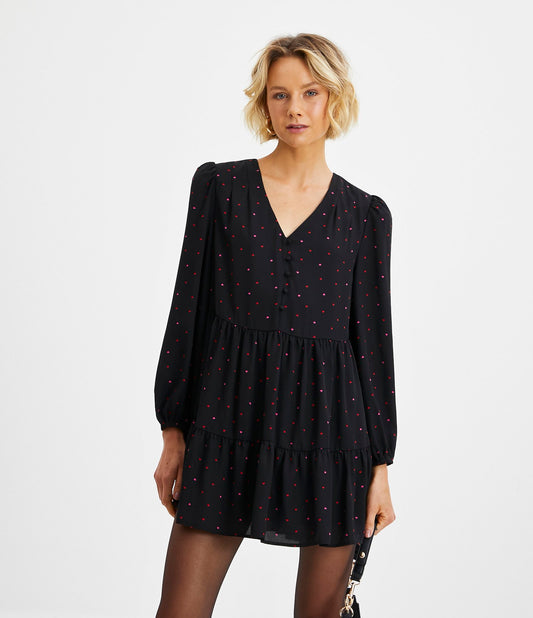 Abito corto in chiffon con scollatura abbottonata e stampa di mini cuori in nero
