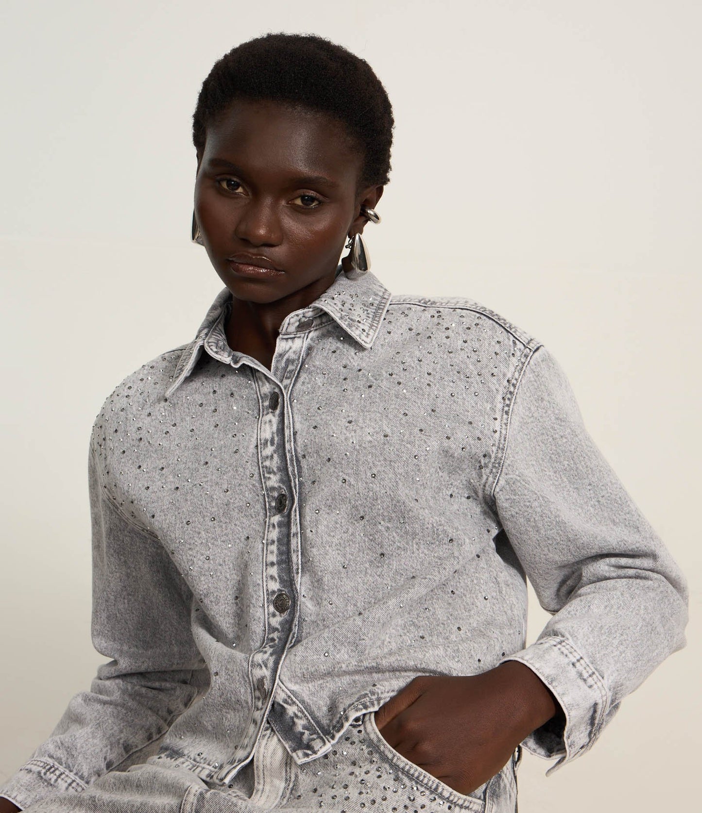 Camicia di jeans grigia dal taglio regolare con scintille applicate