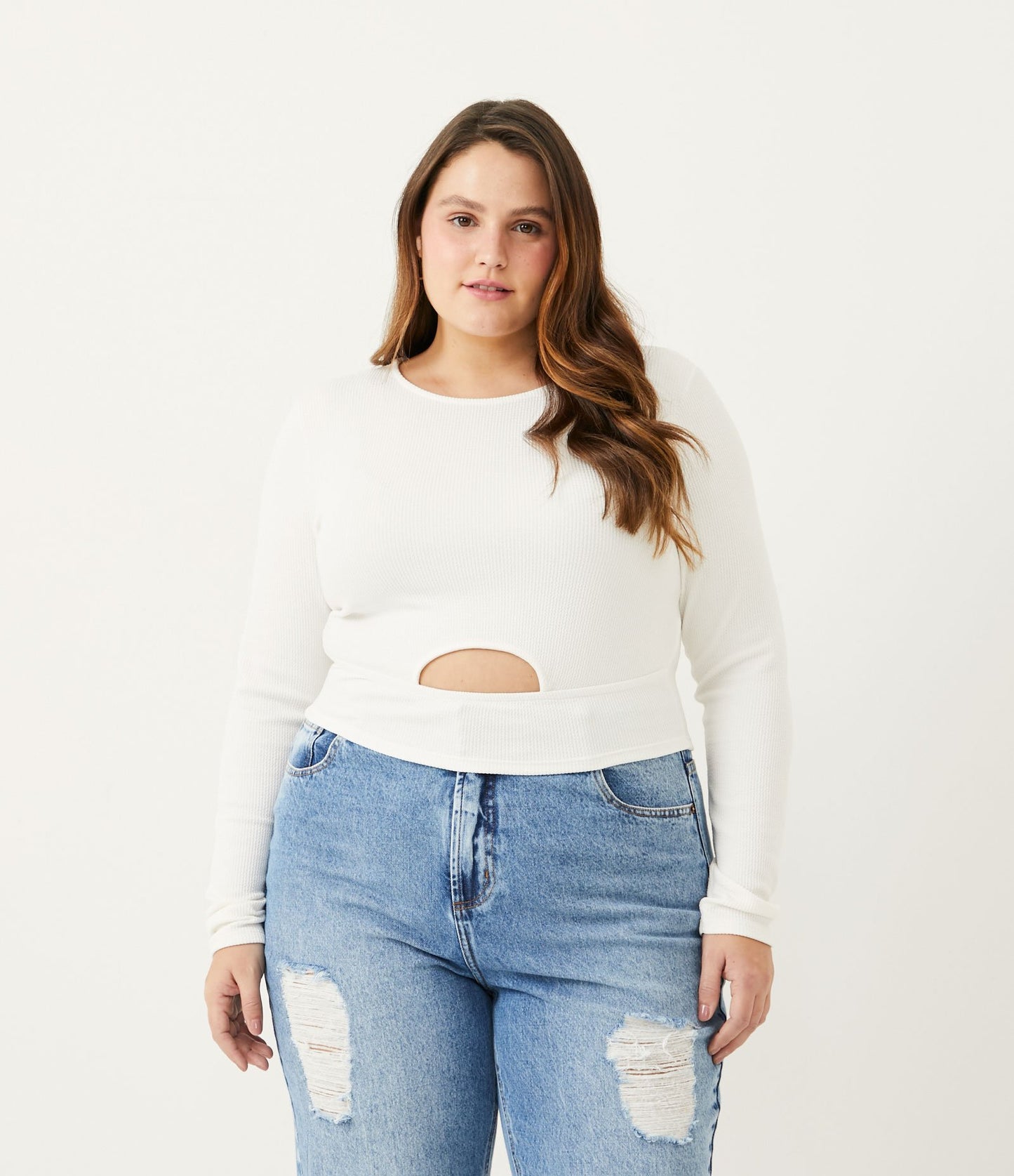 Top bianco a maniche lunghe con ritaglio in vita - Curve e taglie forti