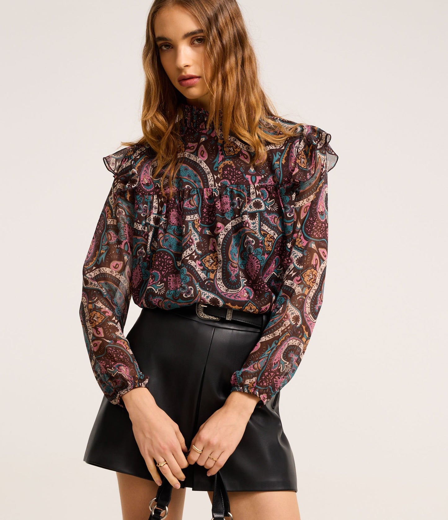 Blusa de gasa con cuello alto y estampado Paisley multicolor