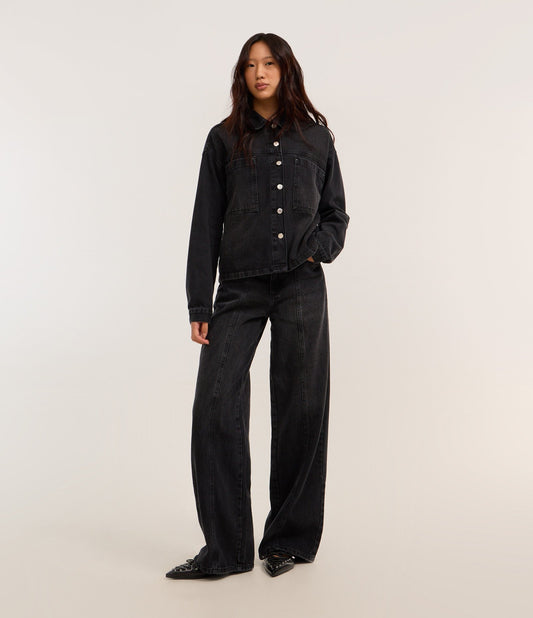Jeans de perna larga com cinto de fivela preto