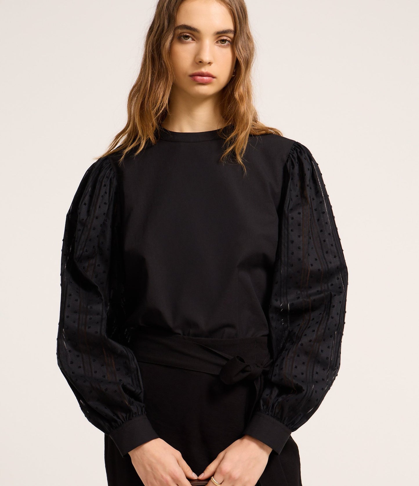 Blusa Tricolina Texturizada con Botones en el Puño en Negro