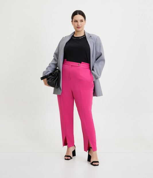 Pantaloni sartoriali a carota con orlo a fessura e bottone a cuore - Curve e taglie forti rosa