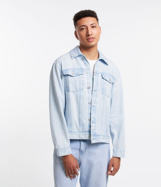 Jaqueta Boxy Trucker em jeans azul claro com detalhes emborrachados
