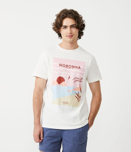 Camiseta regular de algodão com estampa da praia de Noronha em bege