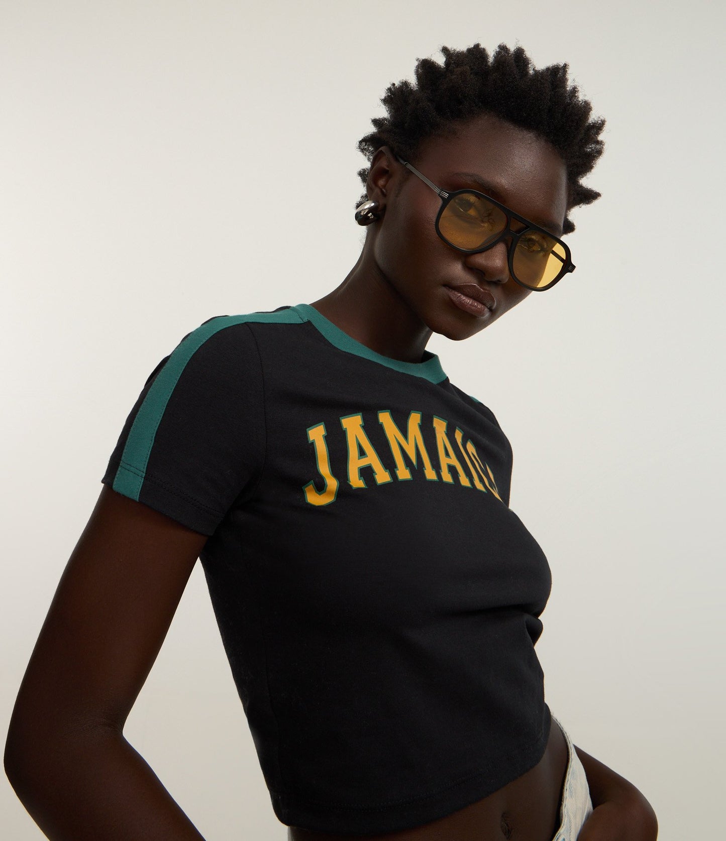 T-shirt in cotone con dettagli a contrasto e stampa Giamaica nera