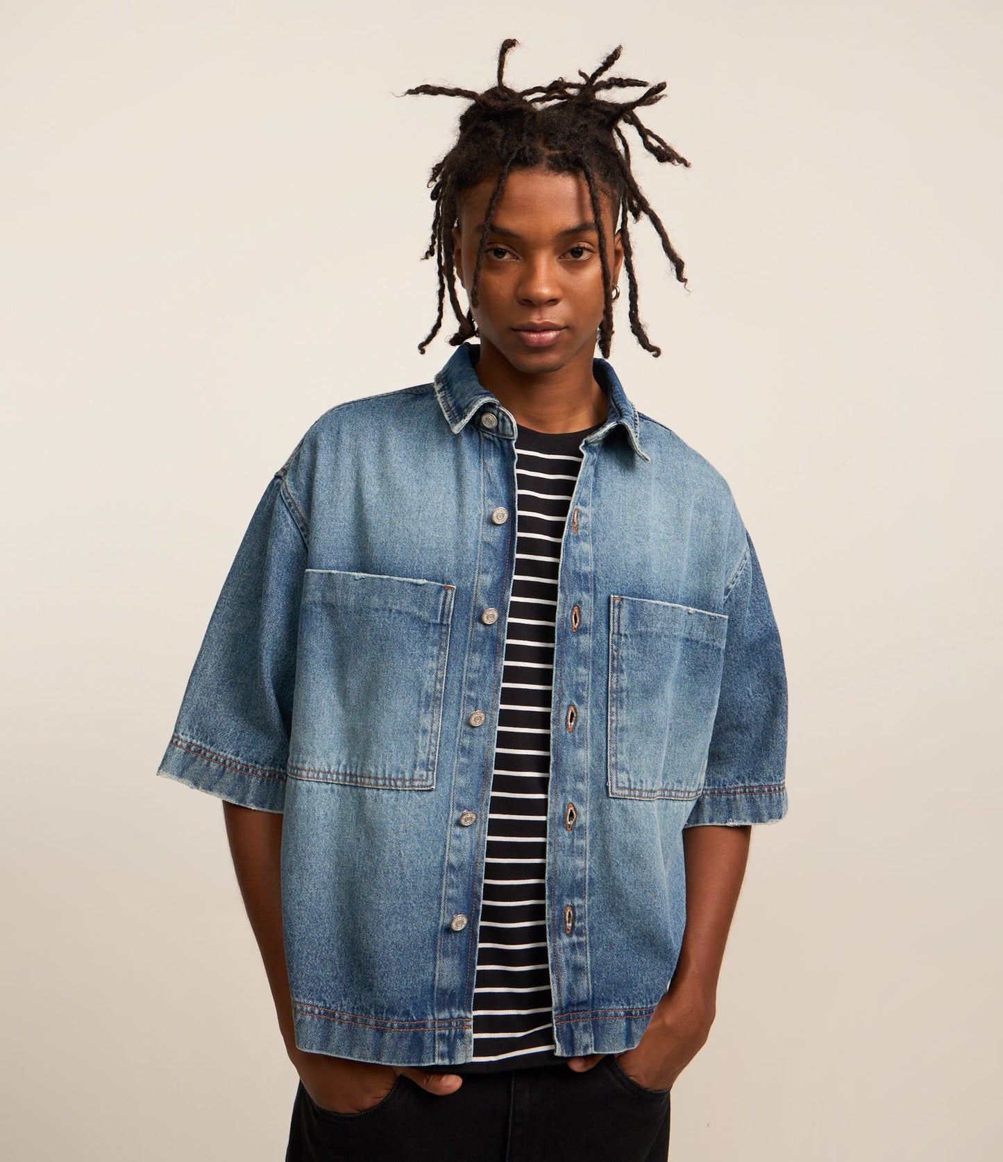 Camicia corta in denim con tasche e lavaggio blu