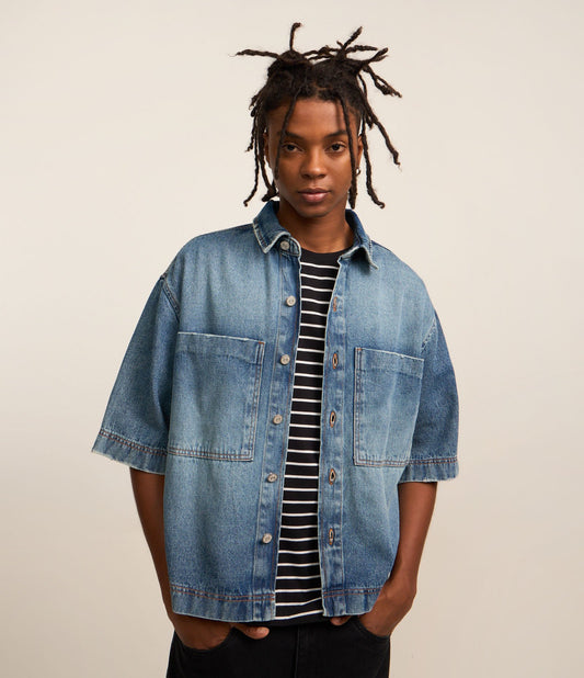 Camisa vaquera corta con bolsillos y lavado azul