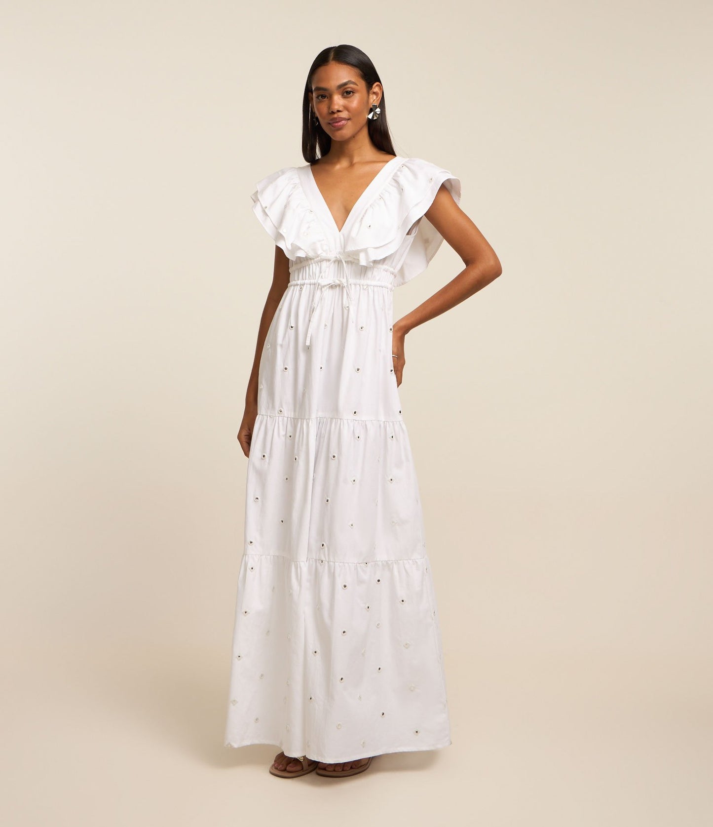 Vestido de tricoline branco sem mangas com ombros com babados