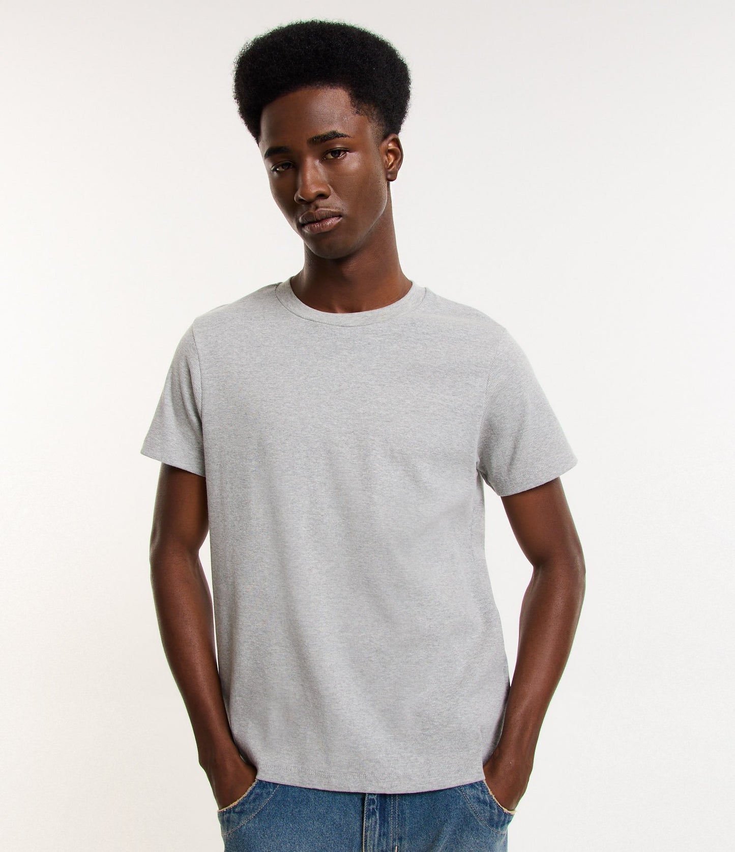 Camiseta musculosa cinza com nervuras texturizadas