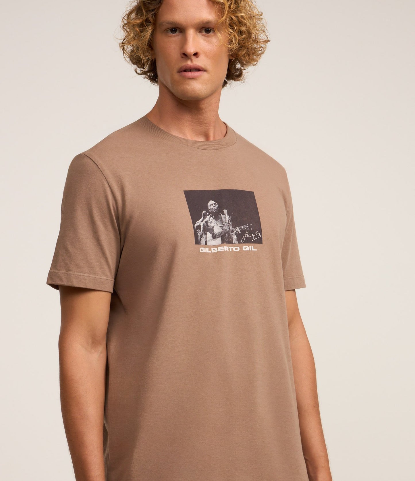 Maglietta Comfort in cotone marrone con stampa di Gilberto Gil