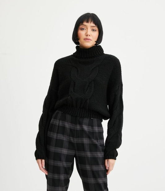 Maglione nero lavorato a maglia con collo alto e cuciture uniche