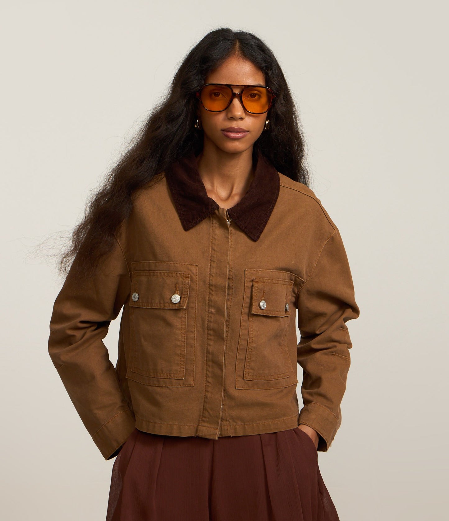 Jaqueta em sarja com gola de veludo cotelê marrom contrastante