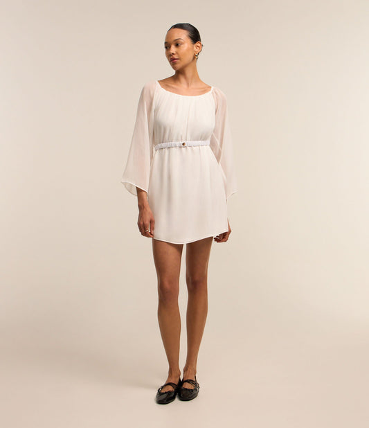 Abito off-shoulder in chiffon bianco neve con vita aderente