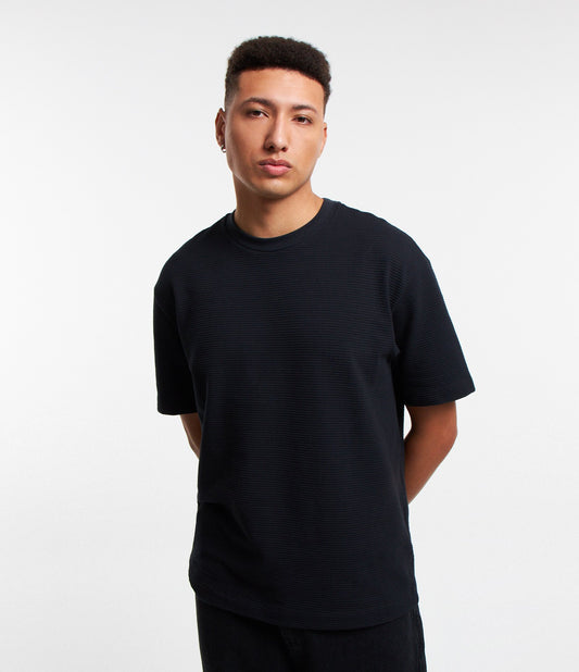 Camiseta preta texturizada de algodão boxy