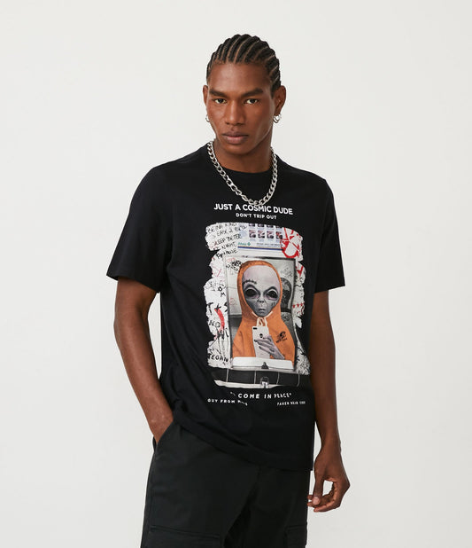 Camiseta preta com estampa de alienígenas em meia malha