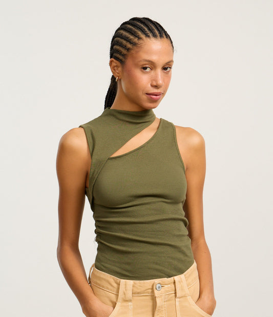 Camicetta verde a collo alto in cotone agroecologico con scollo asimmetrico