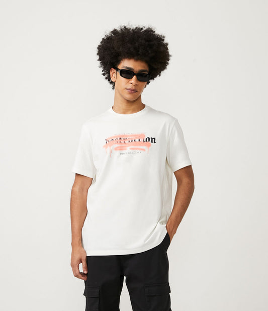 Camiseta Easy White em malha macia com letras Destruction