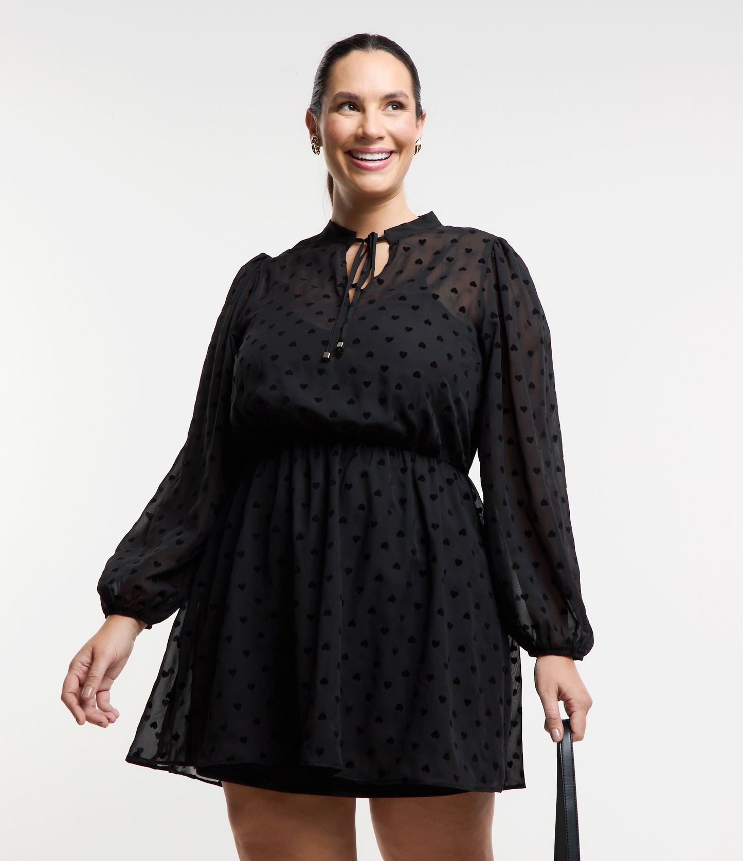 Vestito corto in chiffon con cuori in rilievo, taglie forti e taglie forti, nero