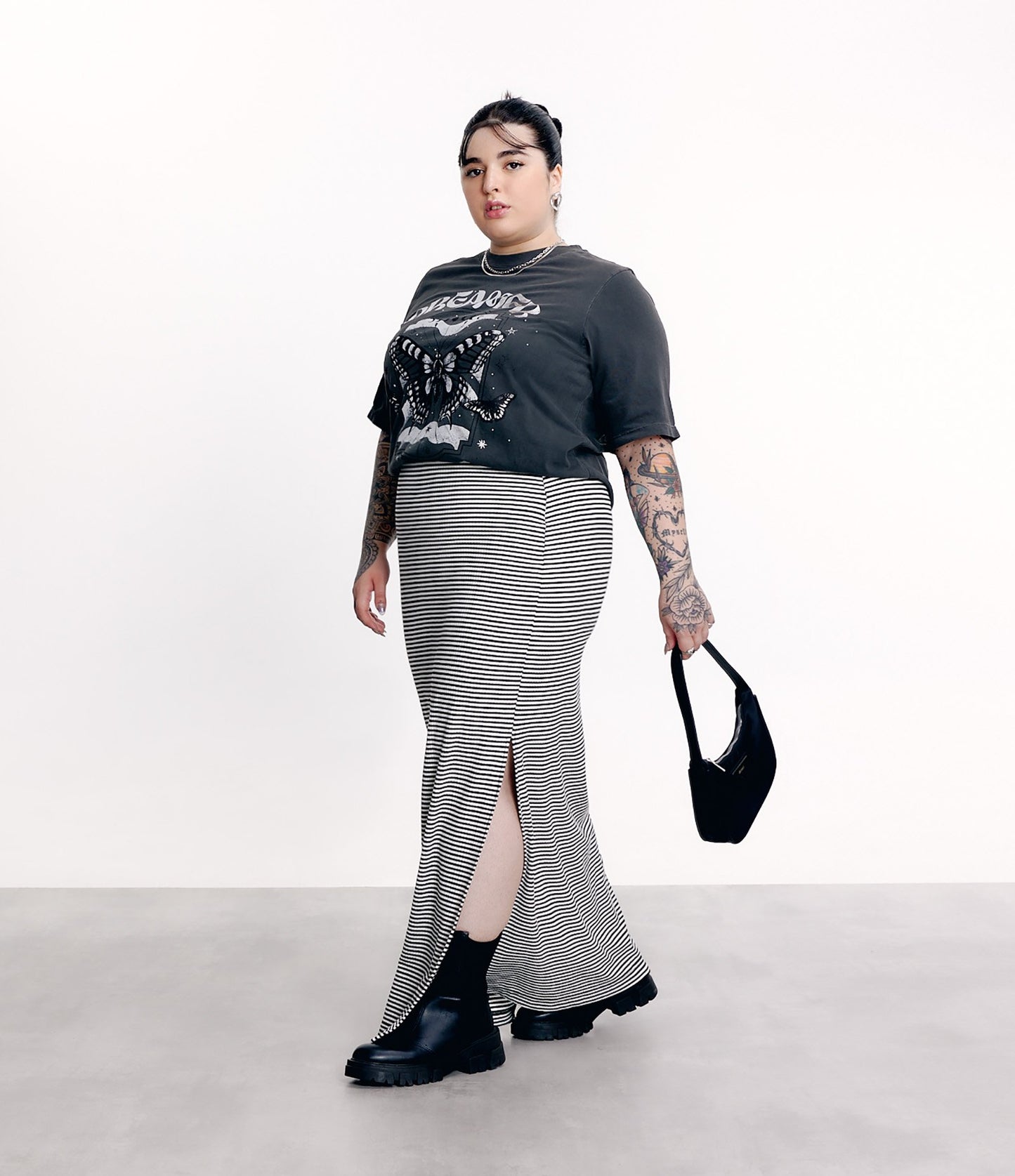 Maxi gonna a righe a coste con spacchi laterali, taglie forti e taglie forti, nero/bianco