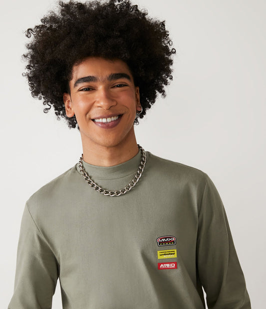 Camiseta de algodão de ajuste regular com remendos de borracha em verde-oliva