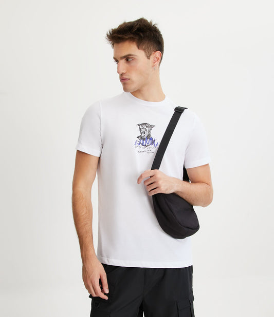 Camiseta Regular Fit em malha macia com estampa de fogo e cachorro da Branca de Neve