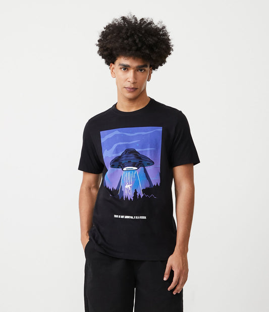 Camiseta preta de ajuste regular com estampa de nave espacial que brilha no escuro