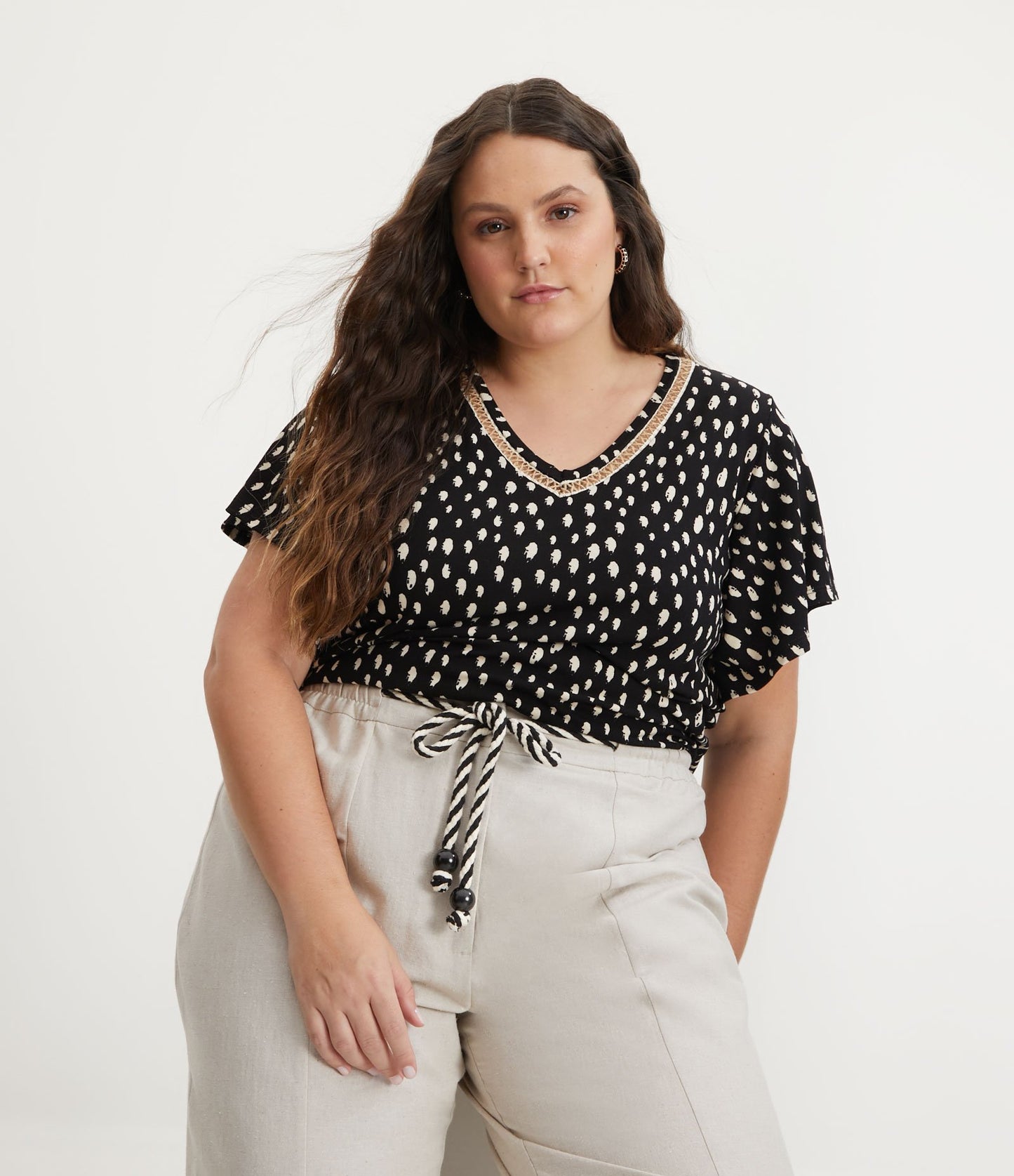 Blusa de crepe de viscose de manga curta com detalhes no decote, Curve & Plus Size, preta