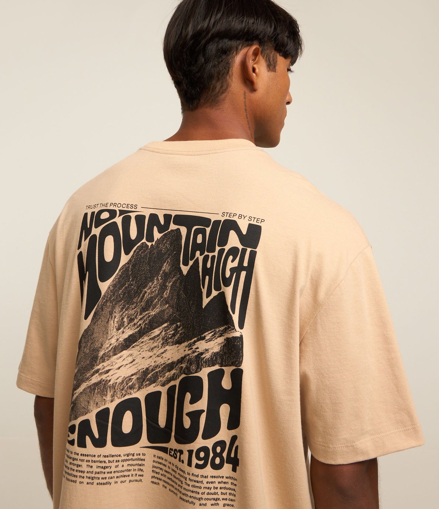 Maglietta beige dal taglio rilassato con stampa di montagne