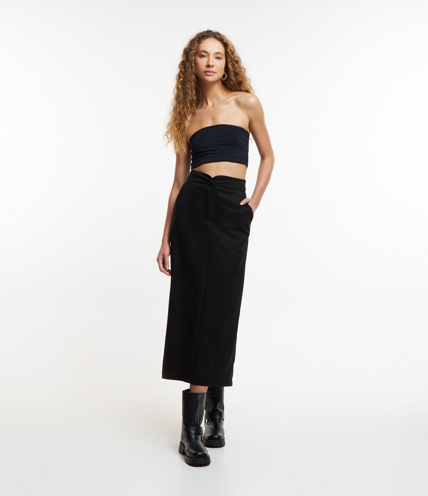 New Black Midi Suede Skirt with Tailored Waistband and Pockets (Nova saia de camurça midi preta com cós e bolsos ajustados)