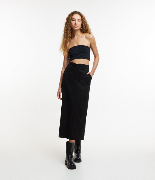 New Black Midi Suede Skirt with Tailored Waistband and Pockets (Nova saia de camurça midi preta com cós e bolsos ajustados)