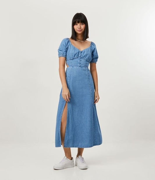 Vestito midi blu in denim con bottoni e maniche a sbuffo