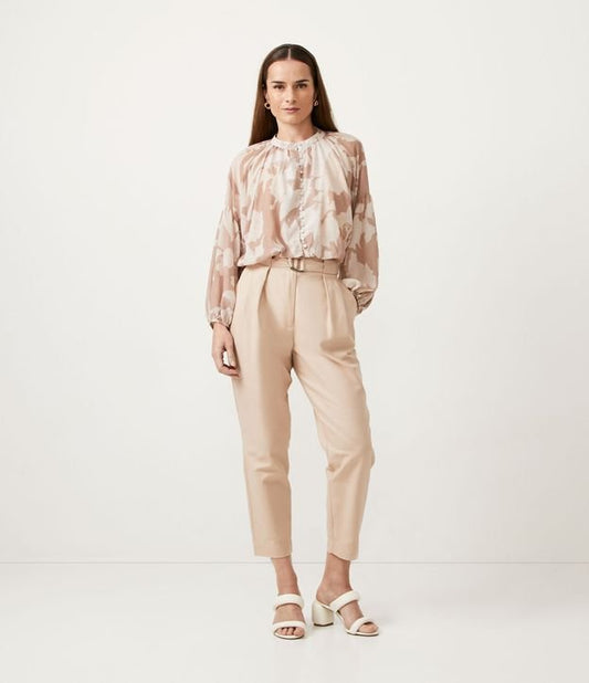 Calça Carrot em algodão com cinto de faixa bege
