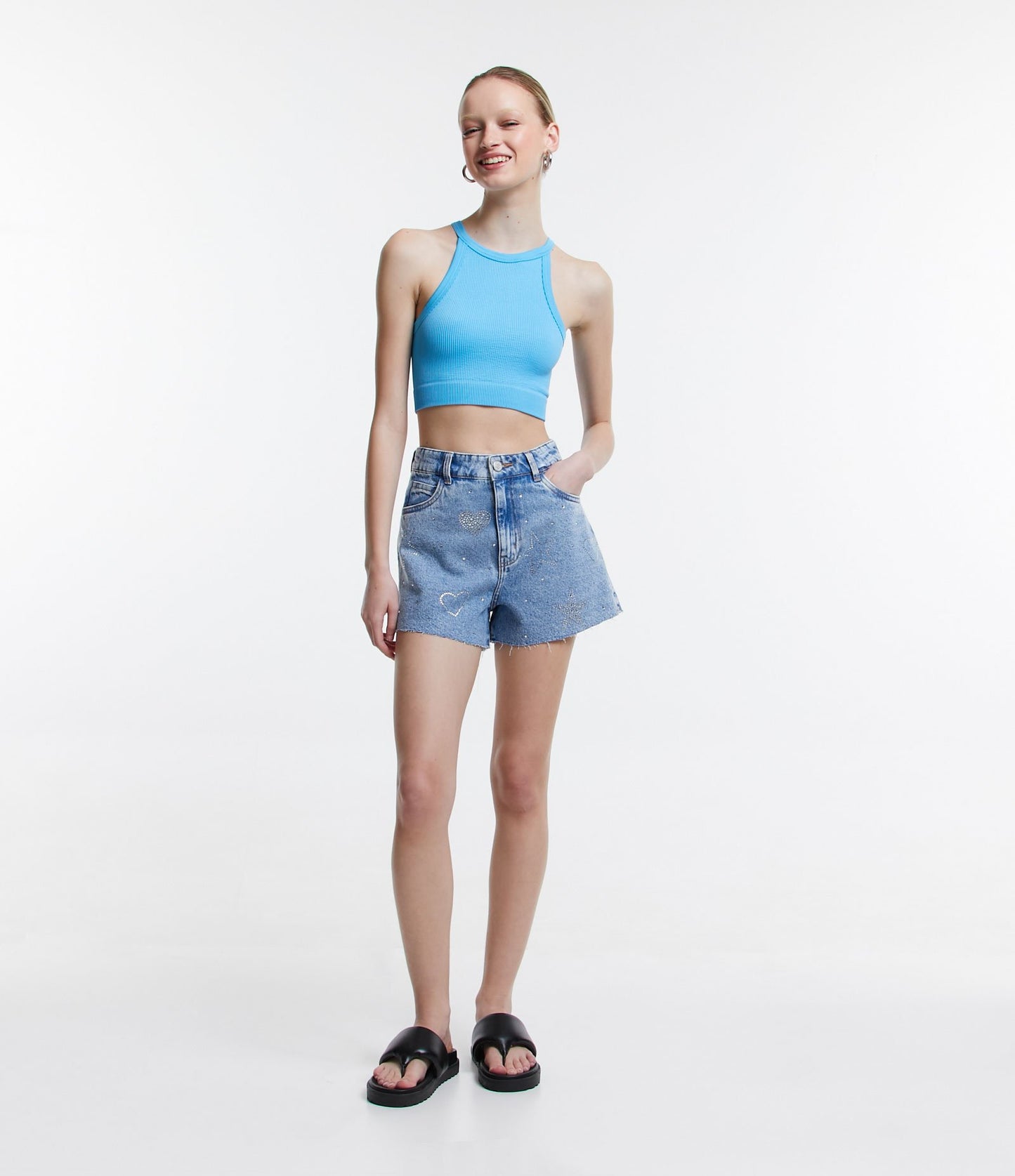 Jeans curto de cintura alta com brilhos de coração e estrela em azul
