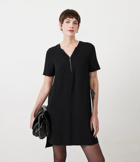 Vestito nero corto con scollo a V e chiusura a cerniera