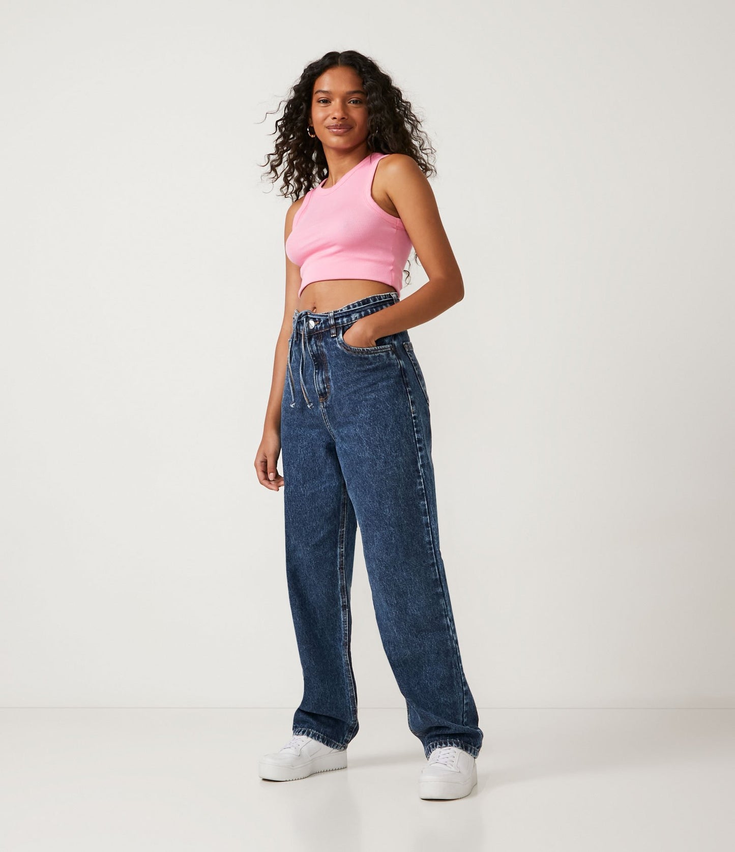 Calça jeans Dad com amarração na cintura em azul