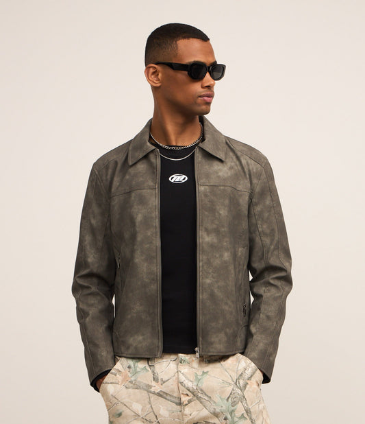 Giacca in materiale sintetico con ritagli e stampa a macchie verdi