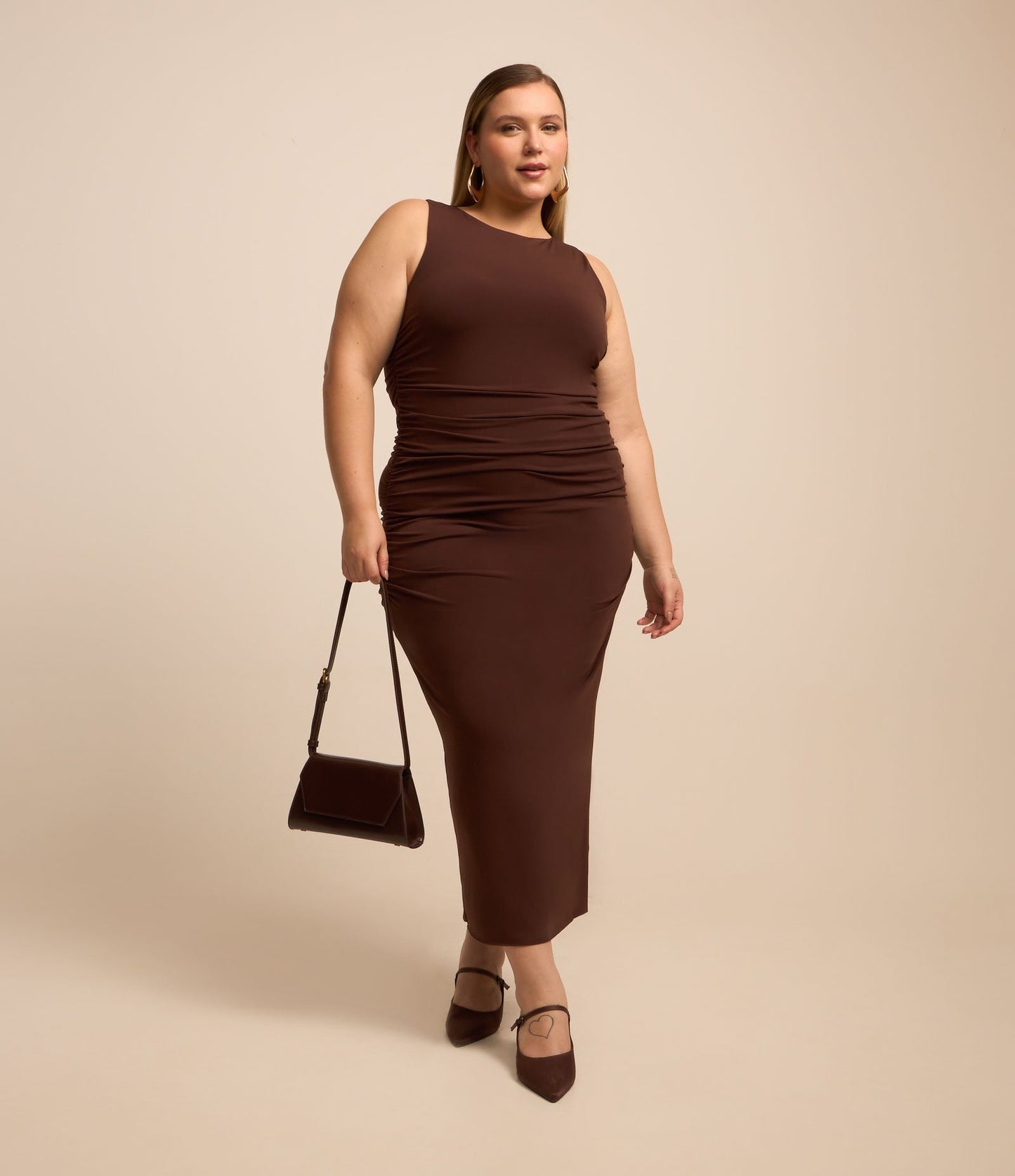 Vestito midi marrone in jersey con ruche laterali - Curve e taglie forti