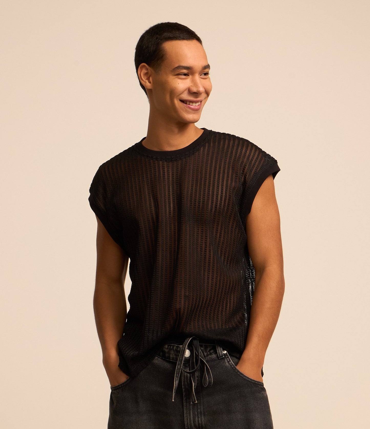 Canotta nera con texture a contrasto e scollo rotondo