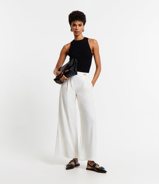 Calça larga de viscose off-white com pregas e fivelas na cintura