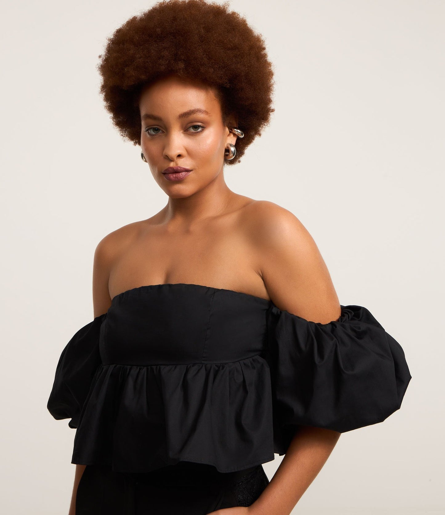 Camicetta nera con maniche a sbuffo in tessuto tricolore