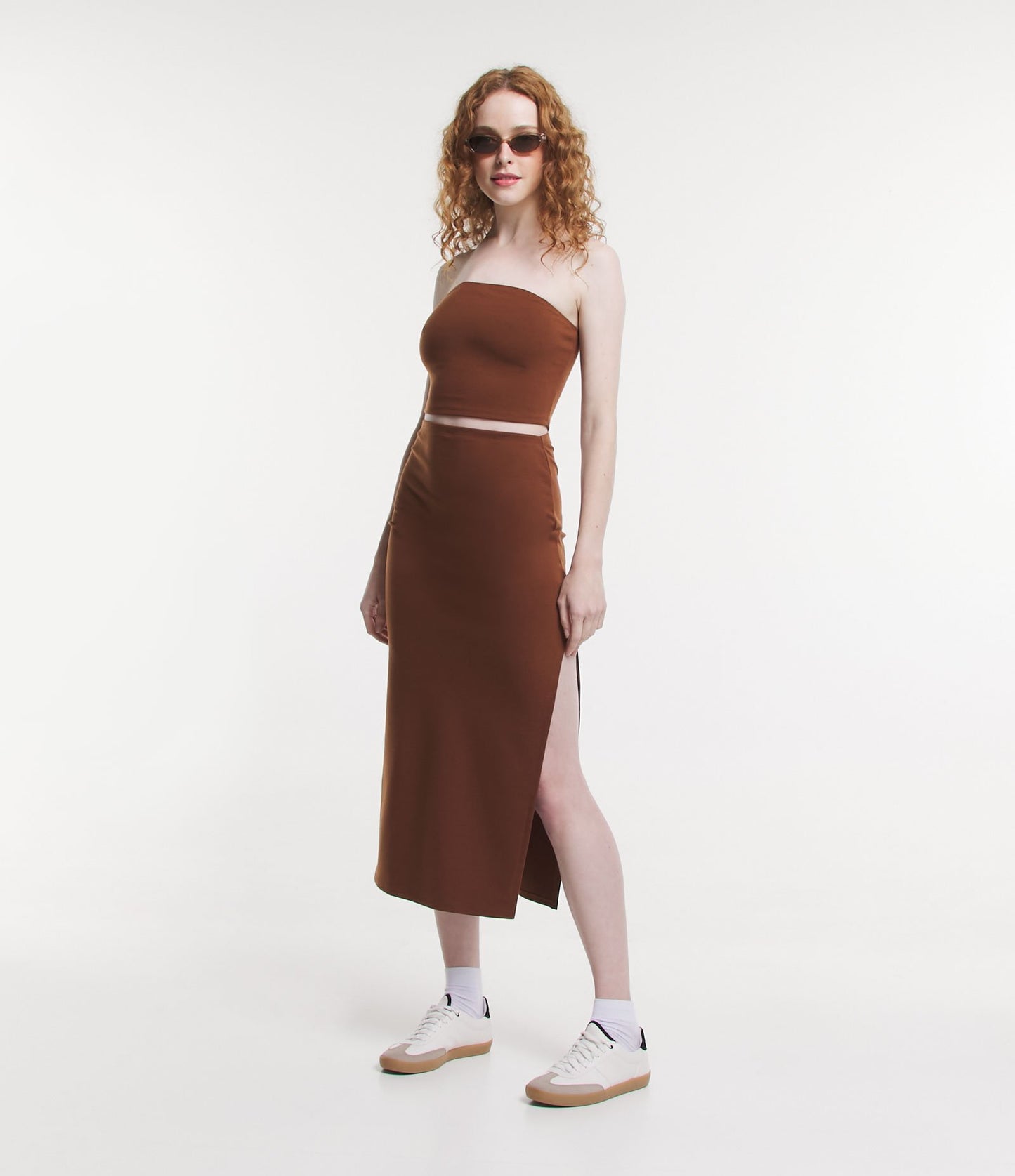 Saia midi marrom em malha Roma com caimento justo ao corpo