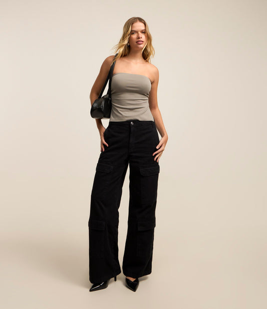 Calça jeans de perna reta com cintura baixa e bolso preto para carga