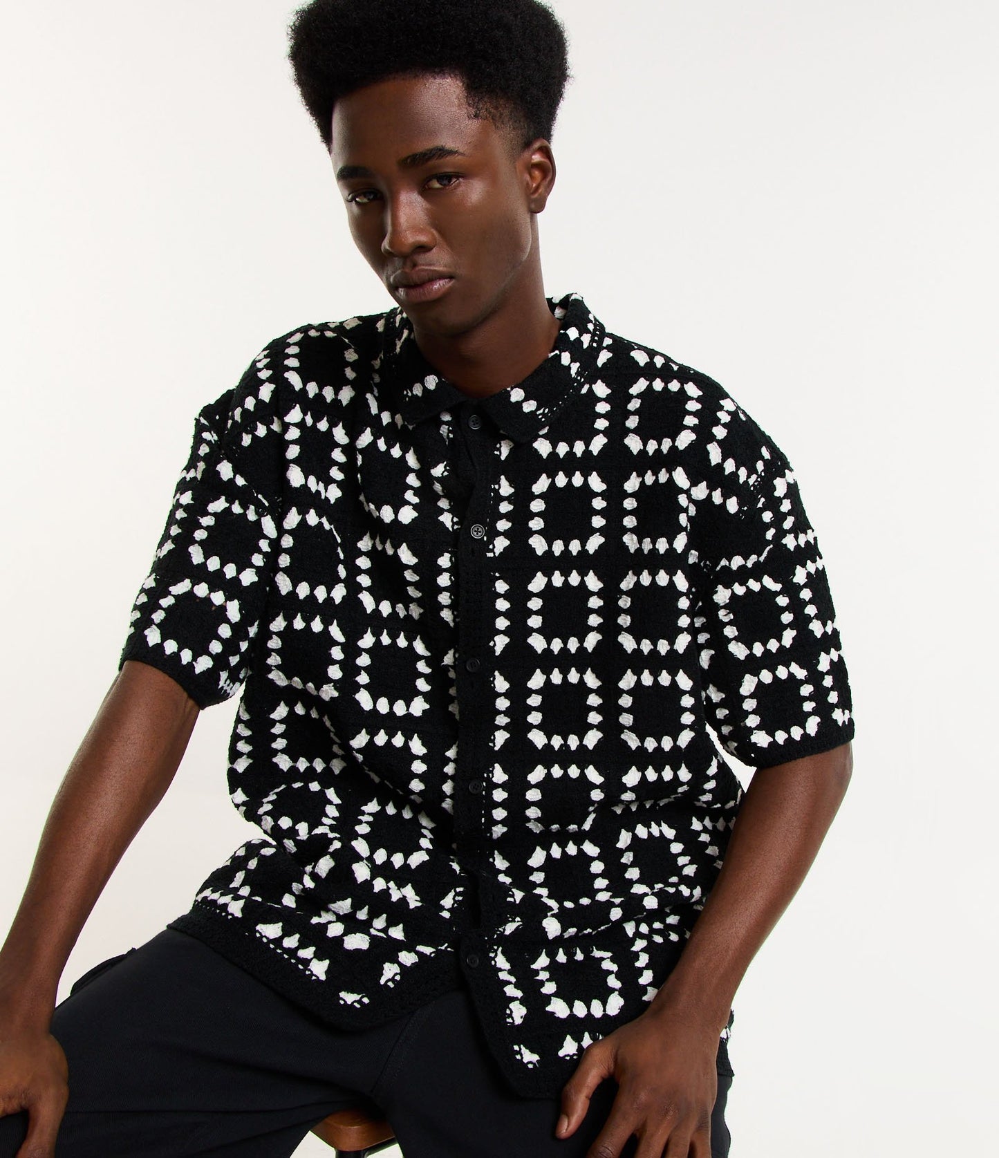 Camisa relaxed fit texturizada a cuadros blancos y negros